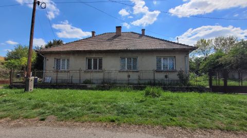 Eladó Ház 2760 Nagykáta , Felújítandó ikerházfél Nagykáta központjában