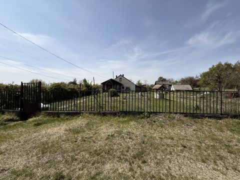 Eladó Ház 2883 Bársonyos , zártkerti ház, cserépkályhás fűtéssel, művelhető szőlővel 