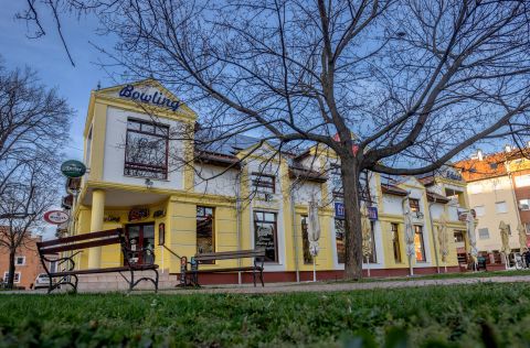 Eladó Vendéglátás 6600 Szentes , Szentes belvárosában étterem, 4 *-os vendégházzal!