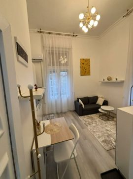 Eladó Lakás 1077 Budapest 7. kerület , Eladó garzon lakás a Klauzál tér szomszédságában!