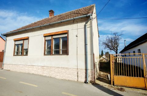 Eladó Ház 8840 Csurgó , Csurgó főutcáján felújítandó családi ház eladó!