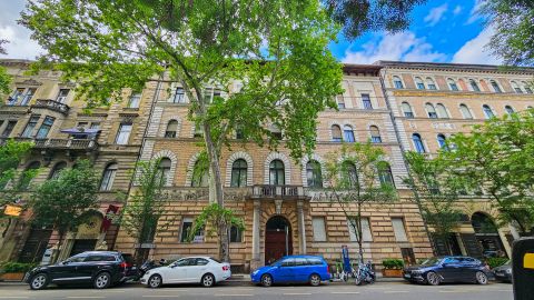 Eladó Lakás 1065 Budapest 6. kerület KÖRÚTON belül, szép házban - utcai nézetű, MODERN stúdió!