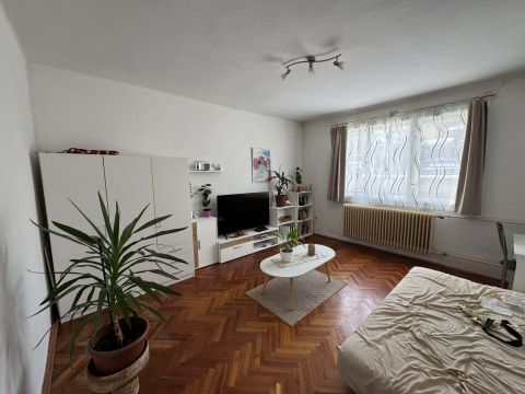 Eladó Ház 7628 Pécs , Családi házas részén eladó 3 szintes családi ház.