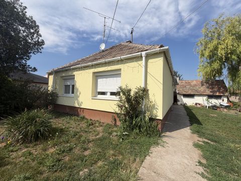 Eladó Ház 9099 Pér Dávid köz közelében