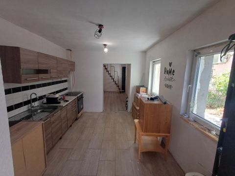 Eladó Lakás 1044 Budapest 4. kerület , Újpest kertvárosban, 3 szobás, kis kerttel