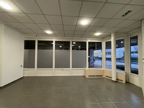 Kiadó Üzlethelyiség 8900 Zalaegerszeg Zalaegerszeg abszolút belváros, utcafronti bejárat