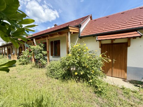 Eladó Ház 8229 Csopak , Paloznaki utca parkoló