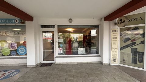 Eladó Üzlethelyiség 2310 Szigetszentmiklós , Eladó üzlethelyiség Szigetszentmiklós központi részén.