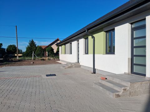 Eladó Lakás 2755 Kocsér , NAPPALI + 2 SZOBÁS LAKÁS KERTKAPCSOLATTAL