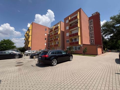 Eladó Lakás 6000 Kecskemét LIFTES,ERKÉLYES 2 szobás lakás az M5 lehajtó közelében