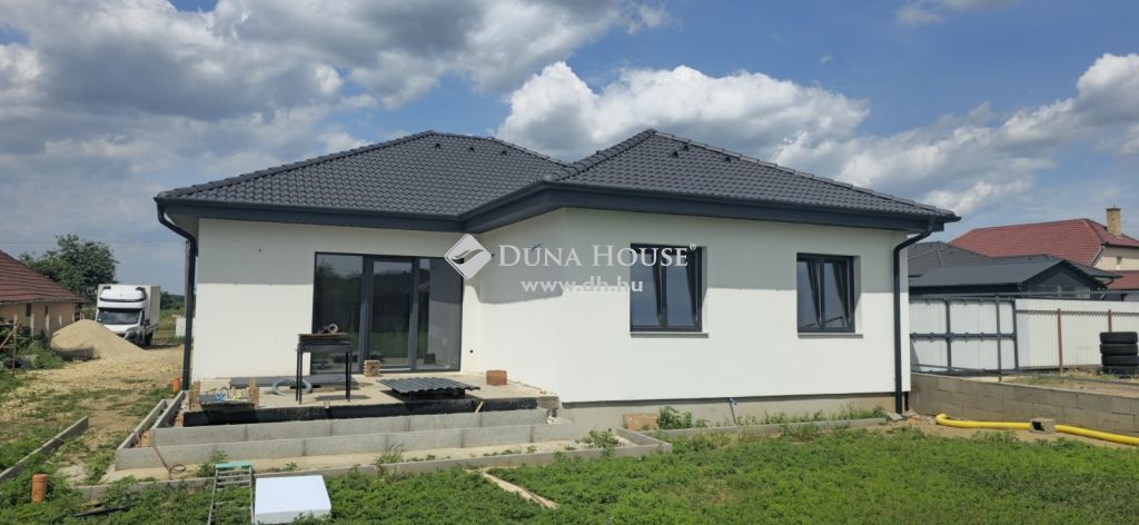 4400 Nyíregyháza , Oros, frekventált kervárosi részén — 1/14