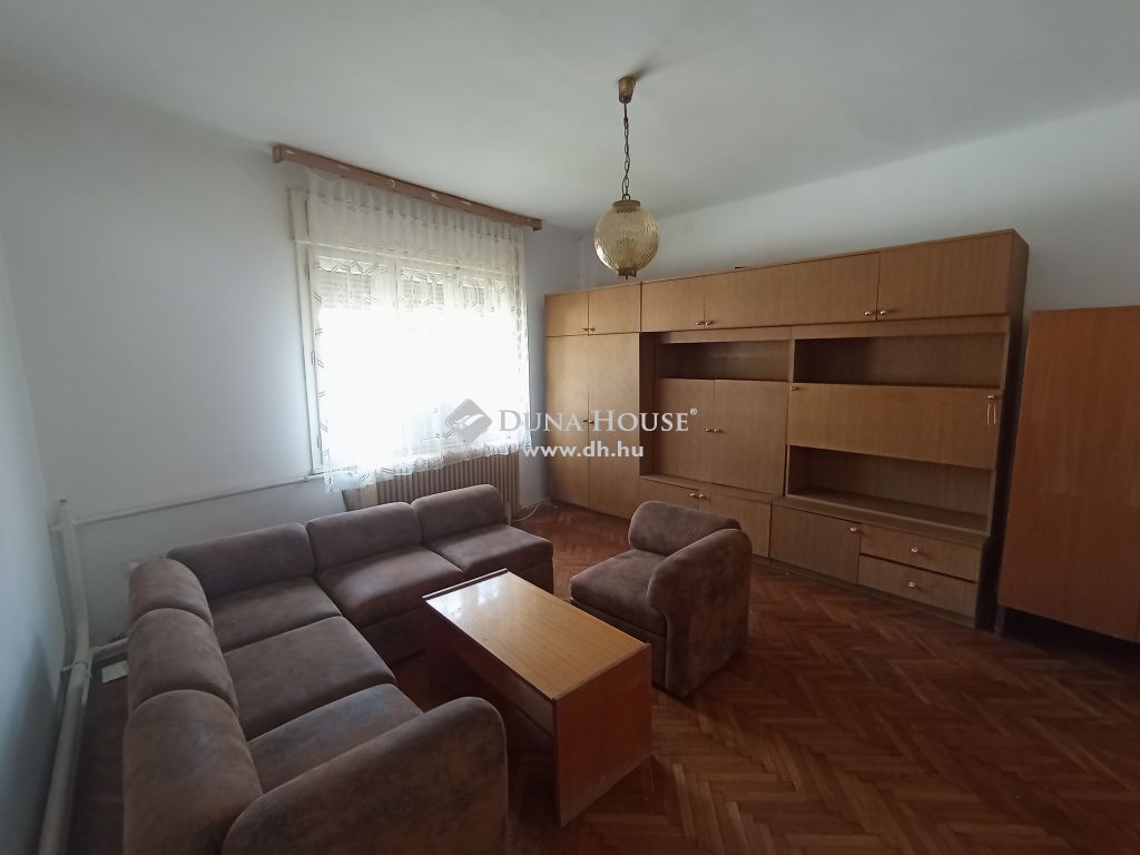 2534 Tát , Főúthoz közel — 1/22