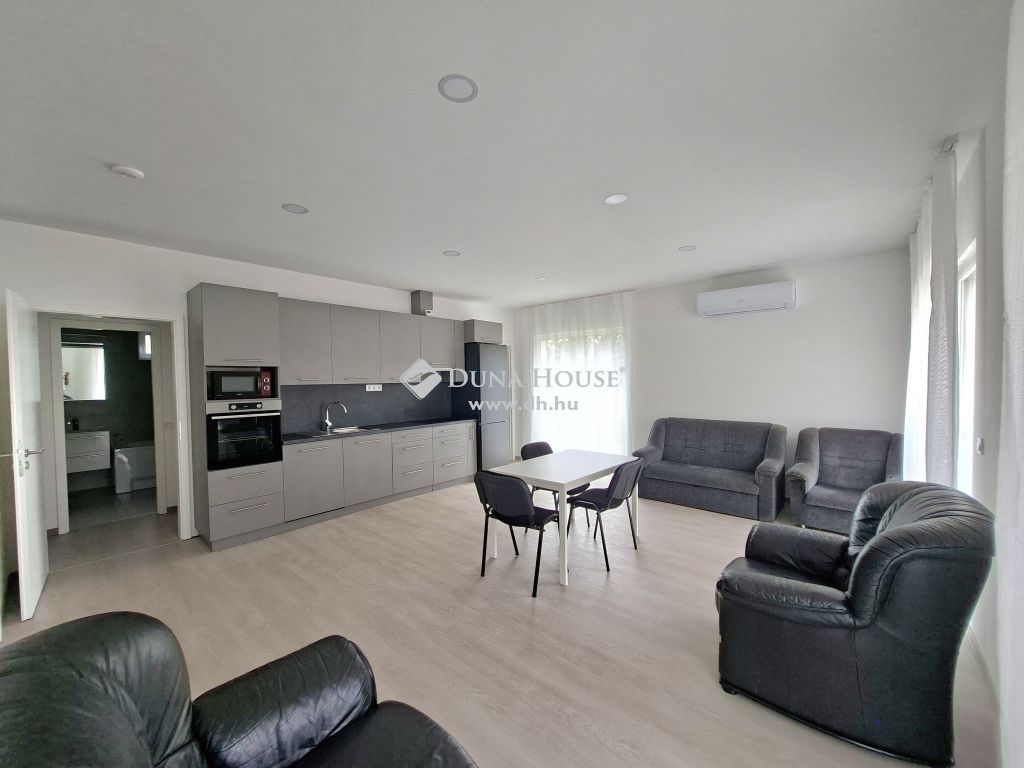 8000 Székesfehérvár , 2 hálószoba, amerikai konyha-nappalis modern családi ház — 1/17