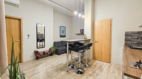 Eladó Lakás 1065 Budapest 6. kerület , DEÁK térnél, az Anker-palotában : 2 szobás lakás 'terasszal'