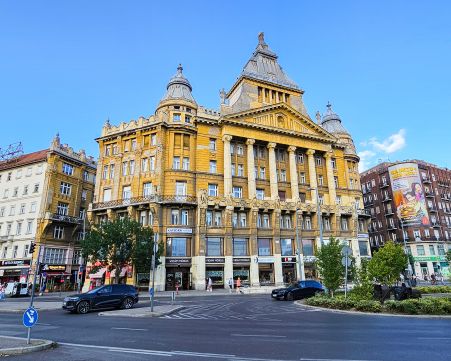 Eladó Lakás 1065 Budapest 6. kerület DEÁK térnél, az Anker-palotában : 2 szobás lakás 'terasszal'