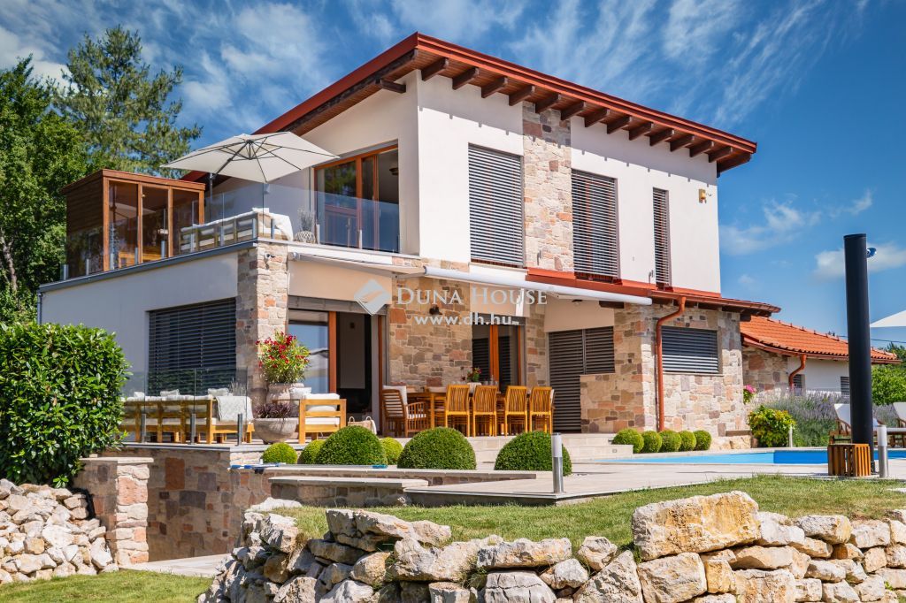 8220 Balatonalmádi , Örökpanorámás luxusingatlan — 1/19