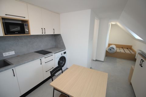 Kiadó Lakás 6044 Kecskemét , FÖLDSZINTI kis lakás,BÚTOROZVA,AUTÓBEÁLLÓVAL