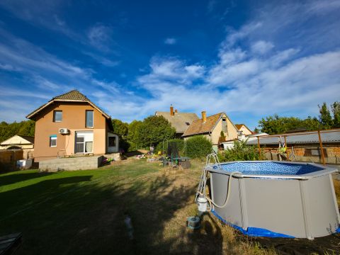 Eladó Ház 2451 Ercsi , Béke és nyugalom - élje meg itt családja boldog emlékeit! 