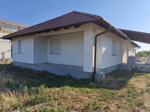 Eladó Ház 2456 Besnyő , csak 30 perc Budapesttől, mégis egy másik világ.