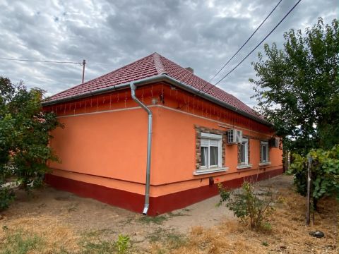 Eladó Ház 2735 Dánszentmiklós , Főút közelében