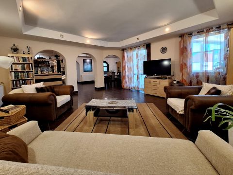 Eladó Ház 9011 Győr , NAGYMÉRETŰ CSALÁDI HÁZ, VARIÁLHATÓ TEREKKEL, TERASZOKKAL!