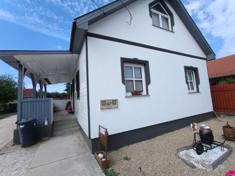 Eladó Ház 2711 Tápiószentmárton Tápiószentmárton buszforduló közelében eladó 3 szobás tégla építésű ház melléképületekkel.