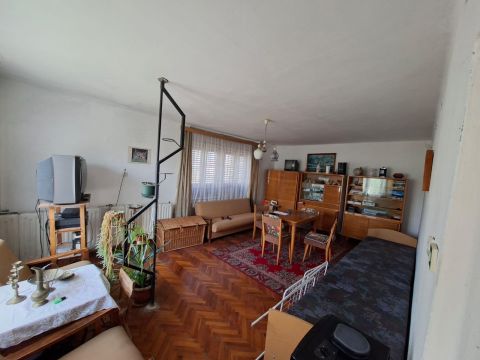 Eladó Ház 7013 Cece , Remek helyen, a központhoz közel.