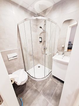 Eladó Vendéglátás 1072 Budapest 7. kerület Szórakozónegyedben 8 egységes üzemelő butikhotel 7,5 % hozam