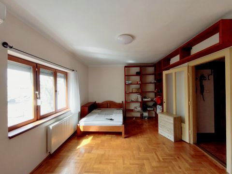 Eladó Lakás 1142 Budapest 14. kerület , Zuglóban, emeleti, 37 nm es garzonlakás, ami 1,5 szobássá al