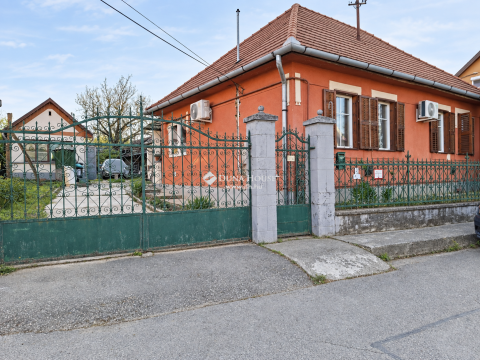 Eladó Ház 2166 Püspökszilágy , Két különálló ház egy telken