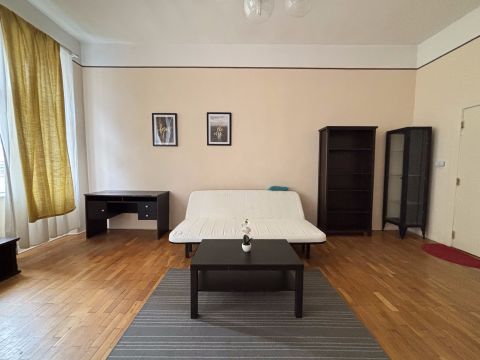Eladó Lakás 1088 Budapest 8. kerület , Tágas, világos garzon a Szentkirályi utcában