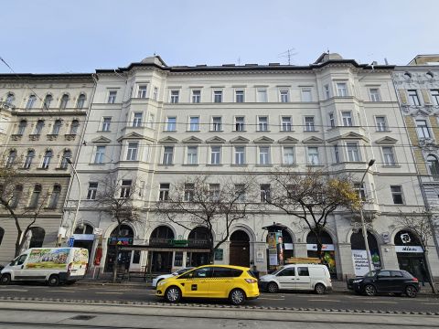 Eladó Lakás 1085 Budapest 8. kerület , Szép Házban Utcára Néző Felosztható Lakás 