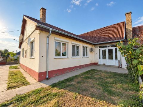 Eladó Ház 6347 Érsekcsanád , Központhoz közel, de csendes helyen