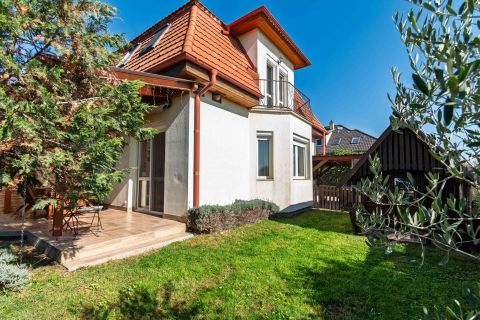 Eladó Ház 1182 Budapest 18. kerület KITŰNŐ ÁLLAPOTÚ, N+3 SZOBÁS, 82m2-es SORHÁZI LAKÁS, KERTEL