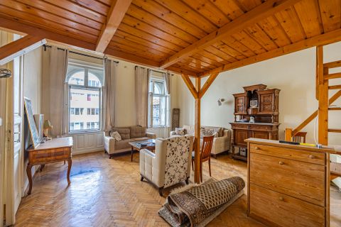 Eladó Lakás 1064 Budapest 6. kerület Emeleti, tágas, világos lakás a Vörösmarty utca sarkán