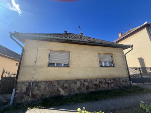 Eladó Ház 2185 Váckisújfalu 