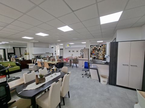 Eladó Üzlethelyiség 8000 Székesfehérvár , 300 m2- es 2 bejárattal rendelkező üzlethelyiség 