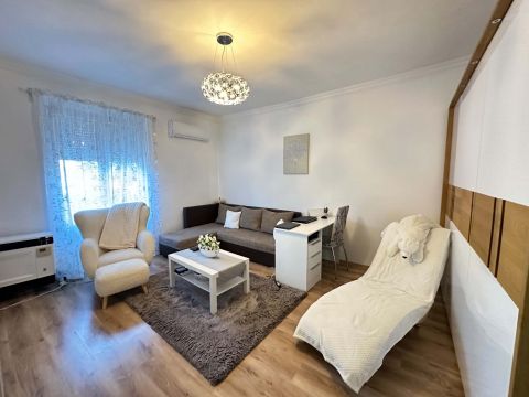 Eladó Lakás 6000 Kecskemét , Belvárosában  elsö emeleti 2 szobás, erkélyes, luxus módon f