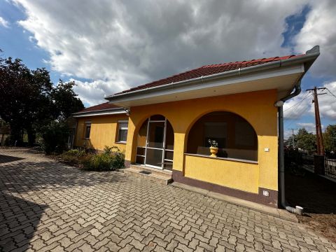 Eladó Ház 2724 Újlengyel , Csendes utcában.