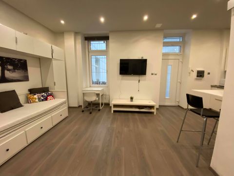 Eladó Lakás 1054 Budapest 5. kerület SAJÁT HRSZ-u, FELÚJÍTOTT GARZONLAKÁS ELADÓ!