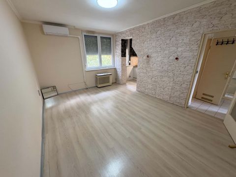 Kiadó Lakás 6000 Kecskemét , Frissen festett kis garzon kiadó!