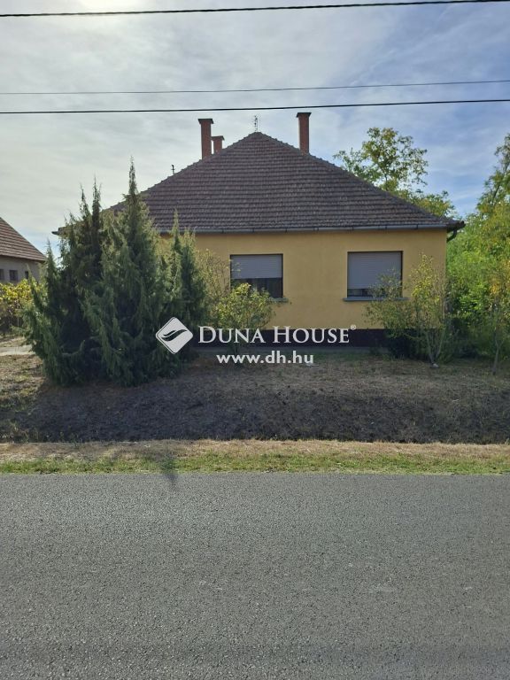 6424 Csikéria , Főutcában — 1/28