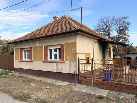 Eladó Ház 2700 Cegléd , ÖNÁLLÓ CSALÁDI HÁZ AZ ÁLLOMÁS KÖZELÉBEN