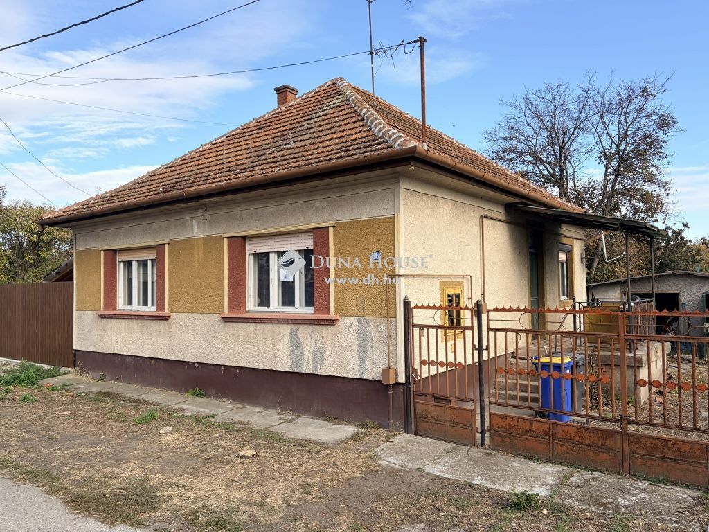 2700 Cegléd , ÖNÁLLÓ CSALÁDI HÁZ AZ ÁLLOMÁS KÖZELÉBEN — 1/24