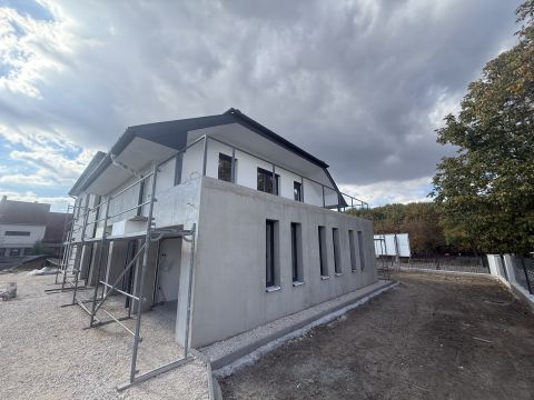 Eladó Lakás 6000 Kecskemét , Újépítésű kertkapcsolatos lakás kertvárosi részen