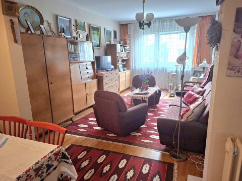 Eladó Lakás 8000 Székesfehérvár Belvároshoz közeli.