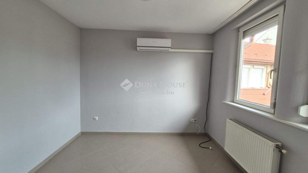 6000 Kecskemét , 212nm-es ingatlan, 4 lakás vagy iroda részre bontva! — 1/17