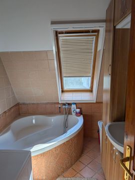 Kiadó Lakás 6000 Kecskemét Belváros, 1,5 szoba + tetőtér, bútorozott, 2. emelet, beálló
