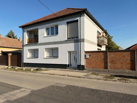 Eladó Ház 2750 Nagykőrös , BELVÁROSI KÉTGENERÁCIÓS HÁZ,NAGY TELEKKEL ÉS MELLÉKÉPÜLETTEL