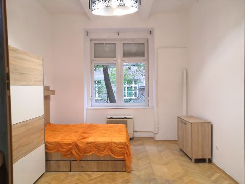 Eladó Lakás 1089 Budapest 8. kerület Ganz társasház, felújított, kertre néző, azonnal költözhető